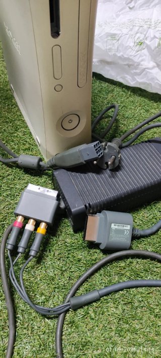 Xbox 360 Blanco con Mando y Cables