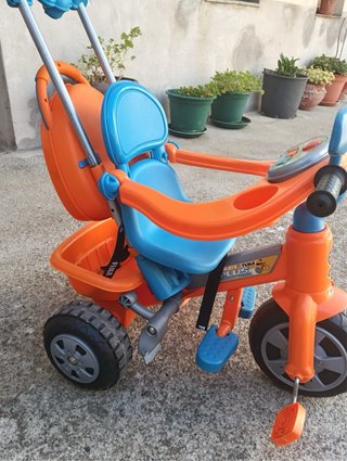Triciclo infantil naranja y azul
