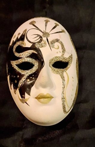 Maschera in ceramica decorata bronzo