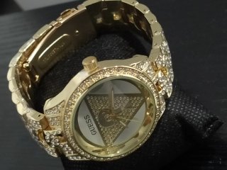 Reloj Guess Dorado y Plateado con Cristales