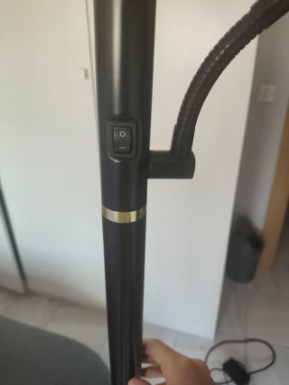 Lámpara de pie negra y dorada