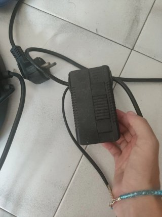 Lámpara de pie negra y dorada