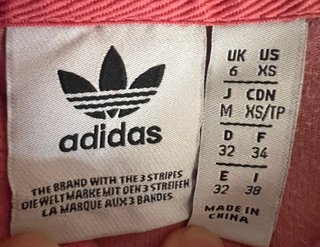 Sudadera Adidas rosa con capucha y volantes