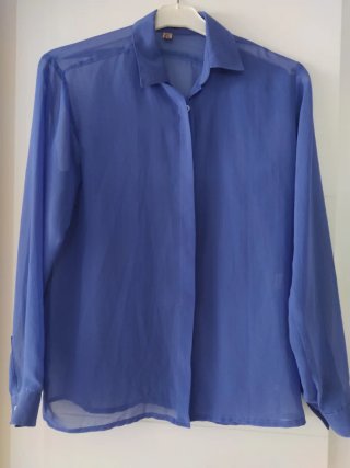 Camisa violeta.