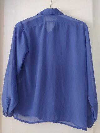 Camisa violeta.