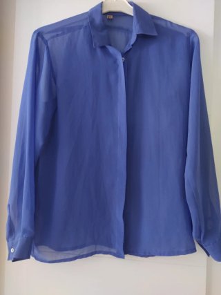 Camisa violeta.