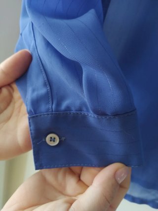 Camisa violeta.