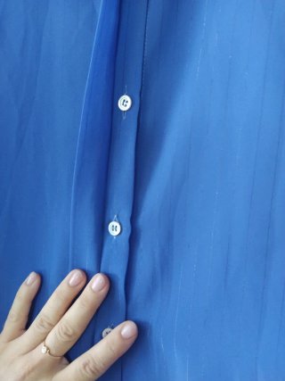 Camisa violeta.