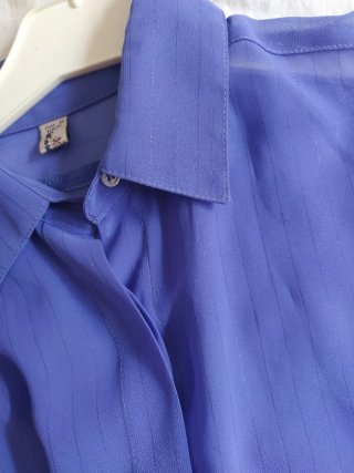 Camisa violeta.