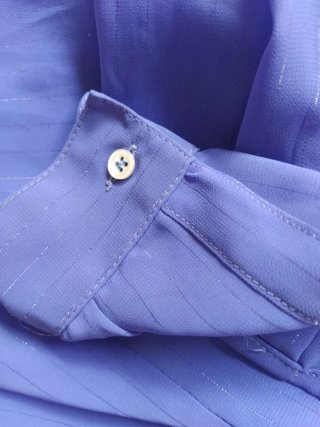 Camisa violeta.