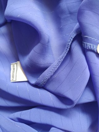 Camisa violeta.