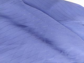 Camisa violeta.