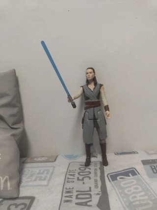 Figura Rey Star Wars con sable de luz