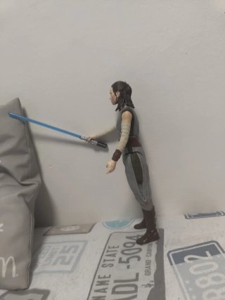 Figura Rey Star Wars con sable de luz