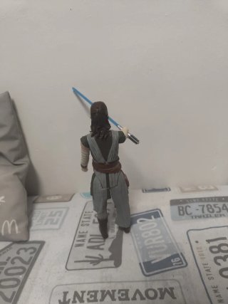 Figura Rey Star Wars con sable de luz