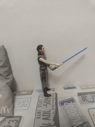 Figura Rey Star Wars con sable de luz