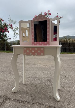 Tocador infantil para niña.