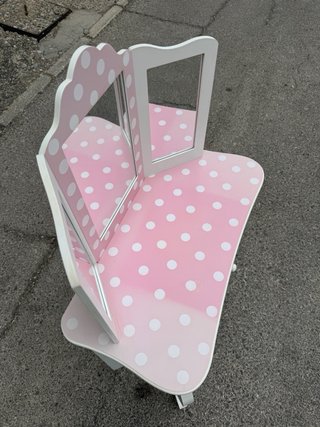 Tocador infantil para niña.