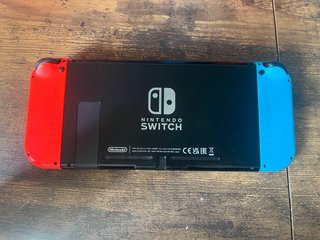 Nintendo Switch + funda + accesorio para juegos
