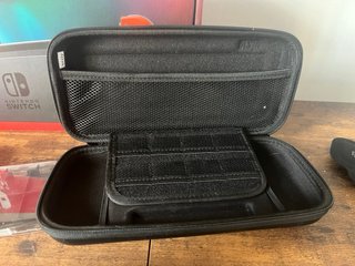 Nintendo Switch + funda + accesorio para juegos