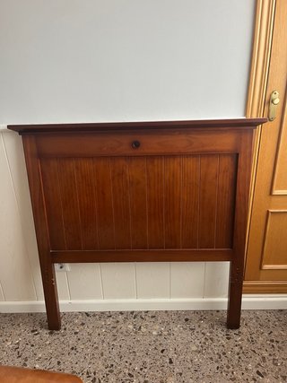 Cabecero de madera marrón