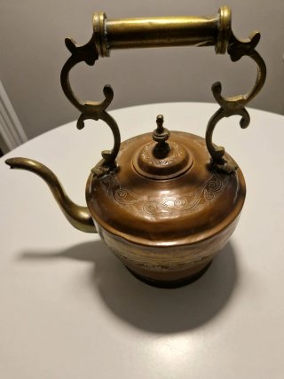Tetera antigua de latón con grabados