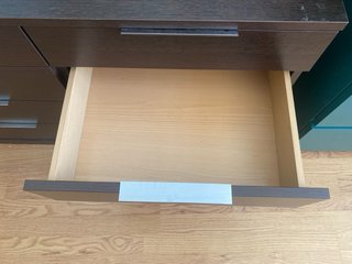 Cómoda de madera con espejo