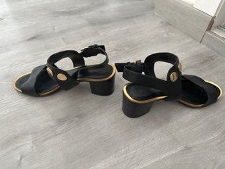 Sandalias negras con detalle dorado