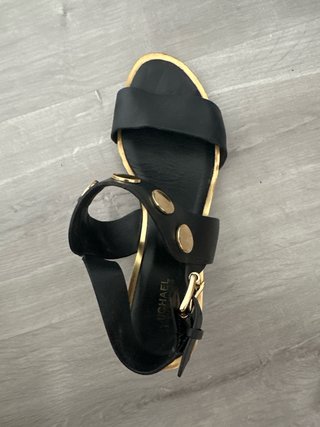 Sandalias negras con detalle dorado
