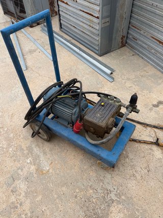 Bomba de agua a presión ,motor averiado.