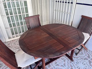 Mesa extensible exterior de madera y 3 sillas