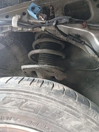 Amortiguador delantero izquierdo TOYOTA VERSO