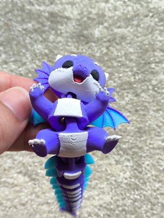 Llavero muñeco dragón morado y blanco | Flexible