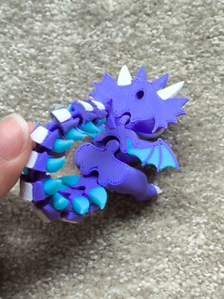 Llavero muñeco dragón morado y blanco | Flexible