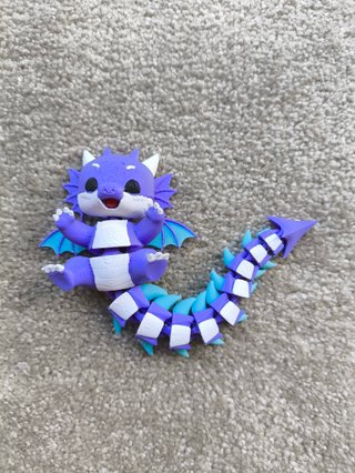 Llavero muñeco dragón morado y blanco | Flexible