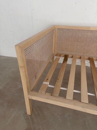 Cama individual de madera y ratán