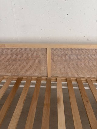 Cama individual de madera y ratán