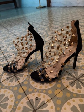 Sandalias de fiesta negras y doradas