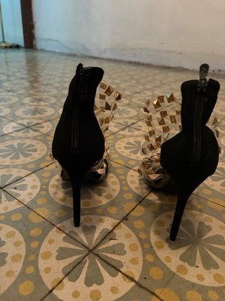 Sandalias de fiesta negras y doradas