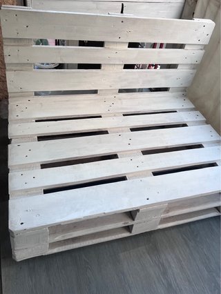 Sofá y asiento de palets con cojines.