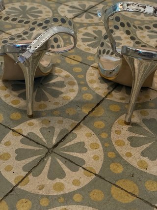 Sandalias de fiesta plateadas con pedrería