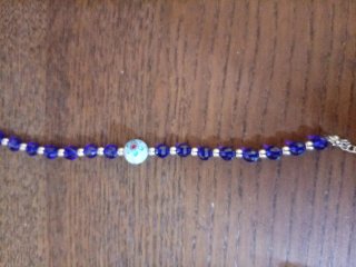 Bracciale con perle blu e ciondolo floreale
