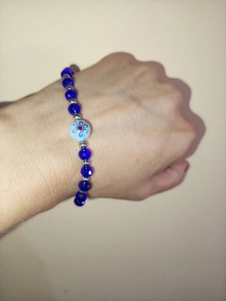 Bracciale con perle blu e ciondolo floreale