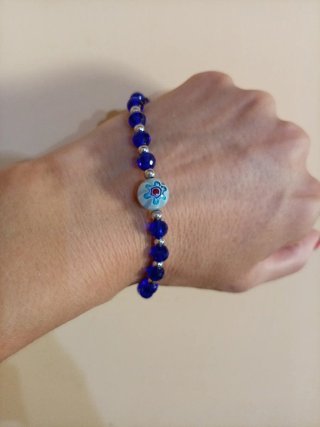 Bracciale con perle blu e ciondolo floreale