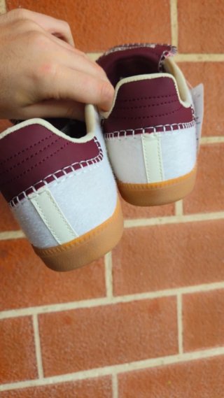 Zapatillas Adidas Beige/Rojo Talla 40 Nuevas