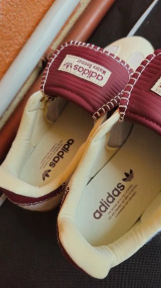 Zapatillas Adidas Beige/Rojo Talla 40 Nuevas