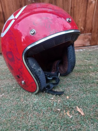 Casco de moto rojo