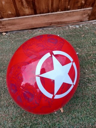 Casco de moto rojo
