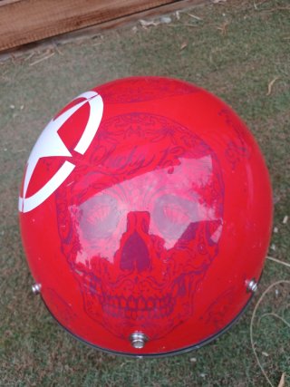 Casco de moto rojo