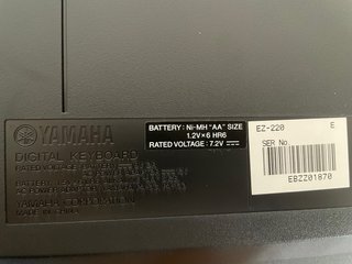 Teclado Yamaha EZ-220 con Soporte y Asiento